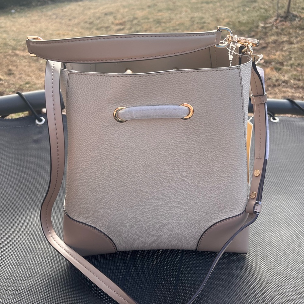 Michael Kors Mercer Gallery medium two-tone pebbled leather bucket bag - Picture 10 of 14